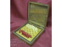Μίνι αντίκες σκάκι σε ξύλινο κουτί