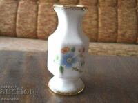 small porcelain vase (China)